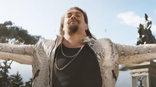 在最新的《速10》预告片中，杰森·莫玛密谋炸毁梵蒂冈