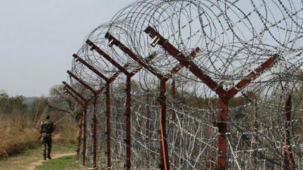 在紧张的印度邦与叛乱分子的枪战中，一名边防警卫丧生