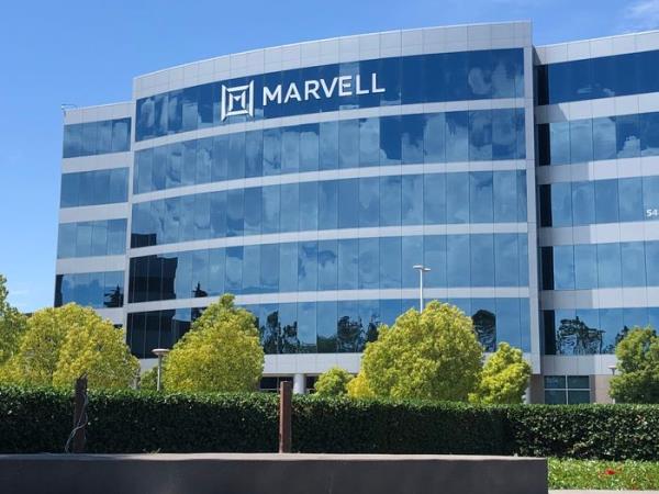 在英伟达(Nvidia)发布重磅业绩之后，Marvell的股价受到人工智能收入预期的提振，而Gap的股价则因意外盈利而上涨