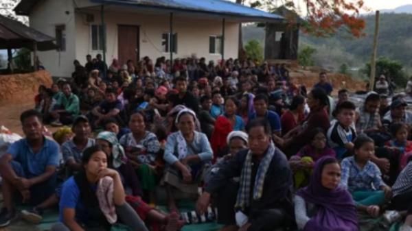 印度人从遭受骚乱的东北部营地返回家园