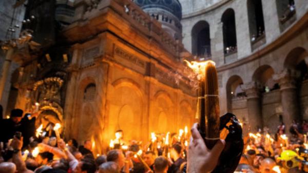 东正教徒在警察的限制下参加耶路撒冷的圣光仪式