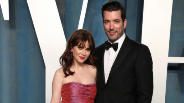 佐伊·丹斯切尔与《商业标准报》乔纳森·斯科特订婚