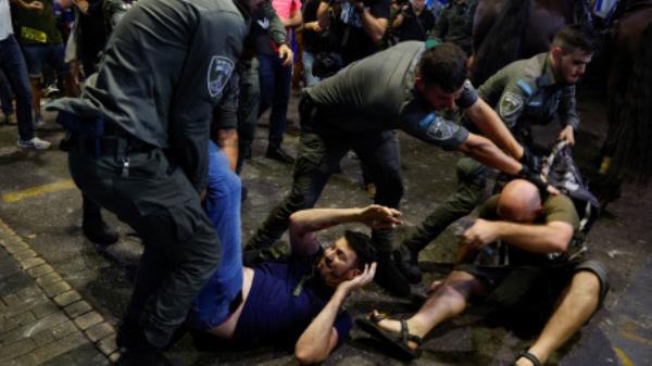 以色列通过限制最高法院部分权力的法案，引发抗议活动