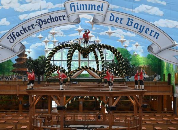 今年，在慕尼黑著名的啤酒节上，一杯1升啤酒的价格将接近15美元