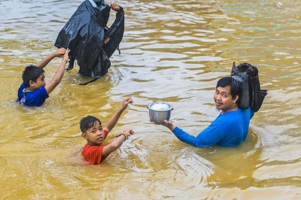 马科斯要求政府加快对萨马岛洪水灾民的援助