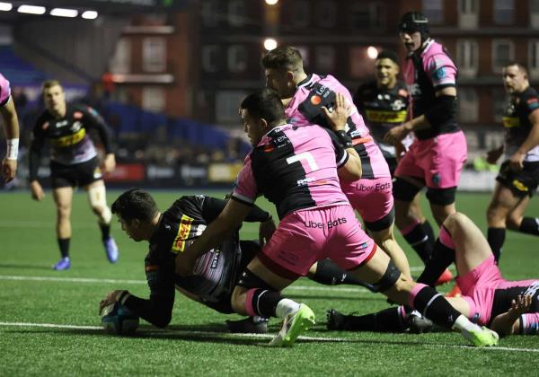 风暴队输掉了比赛，卡迪夫队在最后时刻进球取胜