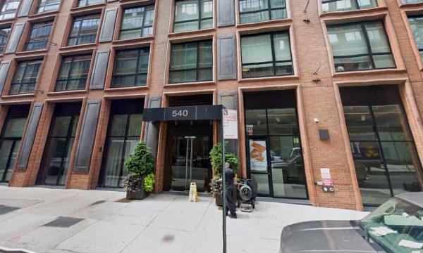 警方称，一名纽约女子从垃圾滑道上摔下身亡