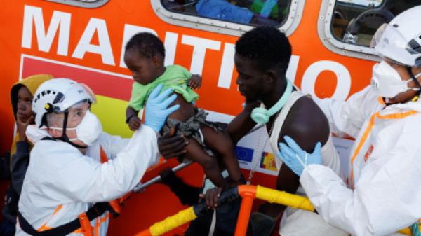 超过1400名非洲移民抵达西班牙加那利群岛