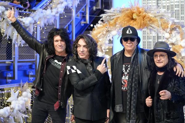 让我们回顾一下Kiss-tory乐队50年的历史，这支传奇乐队正准备最后一次鞠躬