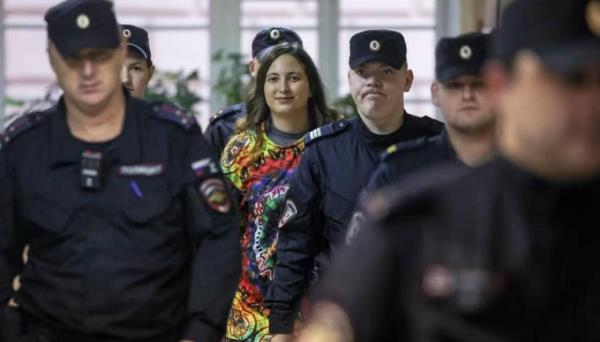 俄罗斯艺术家亚历山德拉·斯科奇连科(Alexandra Skochilenko)用反乌克兰战争的标语取代了超市的价格标签，以了解自己的命运