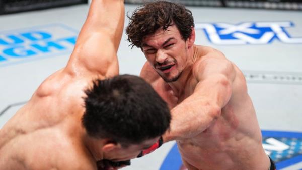 加拿大的Aubin-Mercier赢得了PFL轻量级冠军，连续第二年获得100万美元的奖金