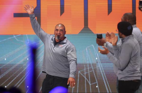 Former Bears player Roberto Garza is introduced  during the Bears100 Celebration Weekend at the Do<em></em>nald E. Stephens Co<em></em>nvention Center on June 7, 2019.  