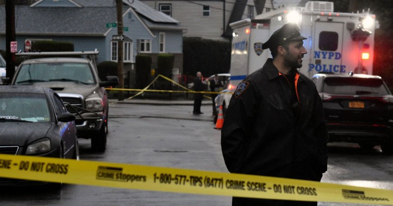 警方称，一名男子在皇后区袭击中刺伤了4名亲属，并打伤了2名警察