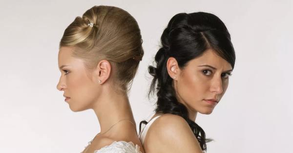 新娘的家人在拒绝把“梦想中的”婚礼场地让给怀孕的妹妹后，把矛头指向了她