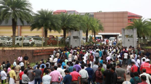 印度警方表示，两人在基督教祈祷时被怀疑的炸弹炸死