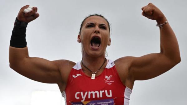 英国的阿黛尔·尼科尔将成为冬季和夏季奥运会的选手