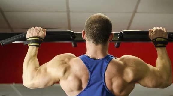 为这位曾经患有抑郁症的55岁肌肉男挑战900个引体向上+2500个俯卧撑！ 终于流行了！  ！