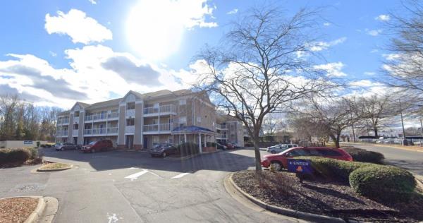 警方称，夏洛特男孩在保护怀孕母亲时枪杀了酒店入侵者