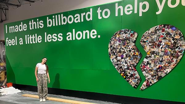 艾米丽·摩尔在科切拉音乐节外与《公告牌》的粉丝们一起演出，向他们承诺，在《心碎》中她们并不孤单