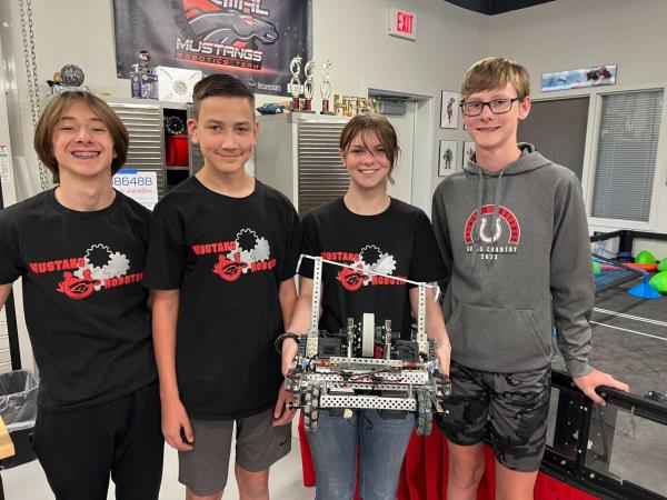 棕榈中学机器人队准备参加VEX世界锦标赛