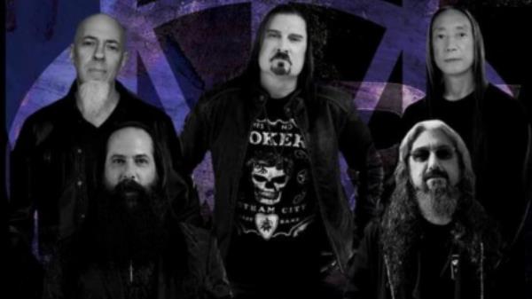 在为《商业标准》工作了13年之后，梦剧场与鼓手迈克·波特诺伊重聚