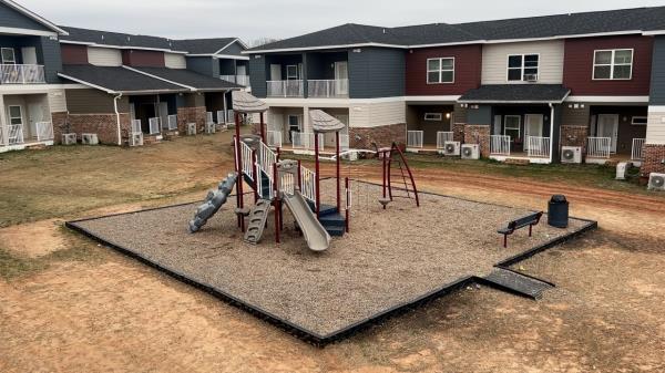 斯帕坦堡公寓的居民指控管理不善，违反了住房和城市发展部的规定