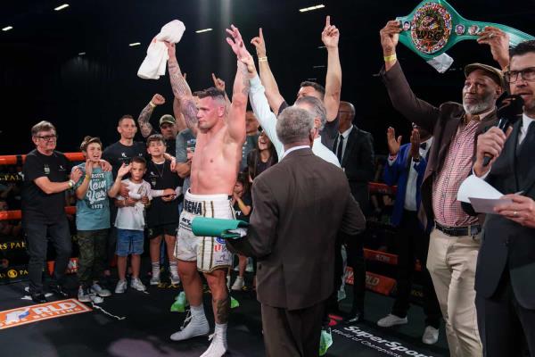 在获得WBC临时桥级冠军后，莱娜渴望得到更多