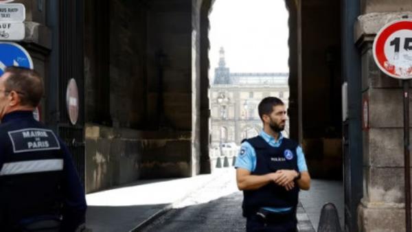 在凡尔赛宫接到炸弹警报后，卢浮宫关闭