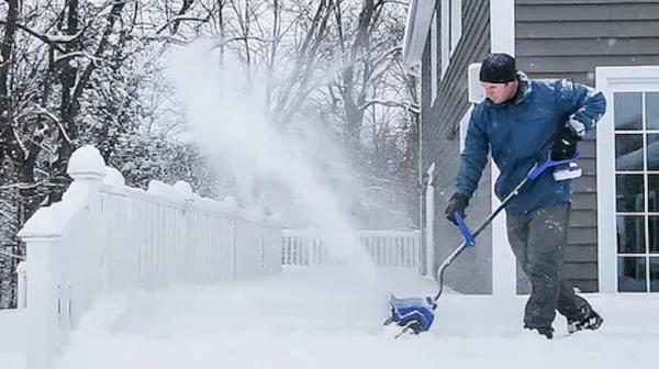 Snow Joe 24V-SS13 Io<em></em>nMax Cordless Snow Shovel in use
