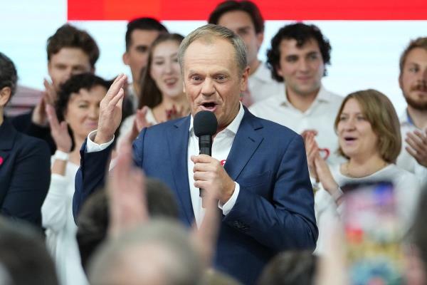 波兰反对党领袖图斯克宣布获胜，民调显示执政的保守党失去多数