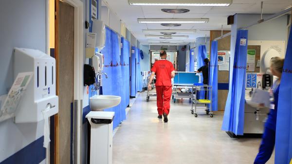 英国医学协会警告说，由于高级医务人员计划离开，NHS“面临完全崩溃的危险”