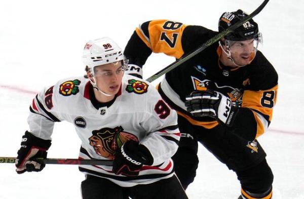 康纳·贝达德在他的NHL首秀中获得助攻，黑鹰队以4-2击败企鹅队克罗斯比