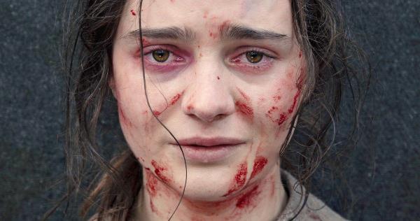 新的恐怖电影定格动画明星Aisling Franciosi和肉做的木偶