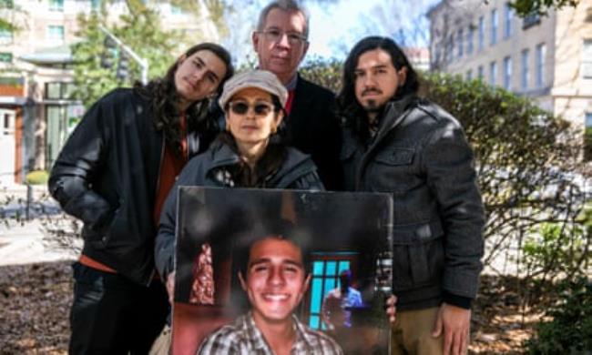 four people holding photo of Manuel Paez Terán