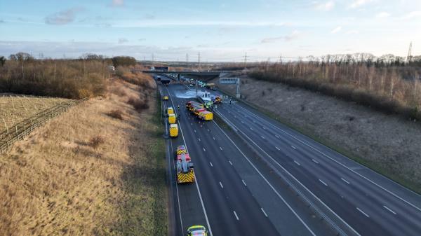 在西约克郡的Ferrybridge，油轮相撞导致A1M关闭