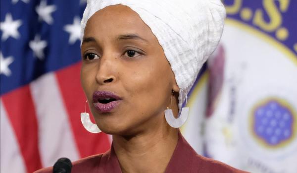 伊尔汉·奥马尔猛烈抨击凯文·麦卡锡威胁要把她从以色列评论委员会拉出来