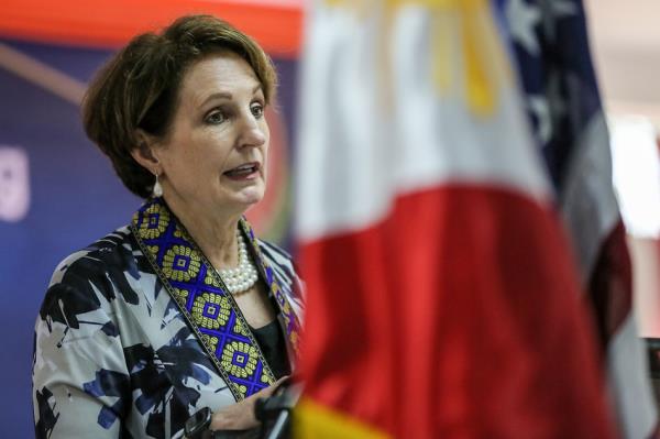 美国特使主持退伍军人节仪式