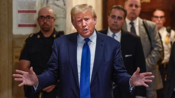 Former President Do<em></em>nald Trump talks to reporters outside of a New York court hosue