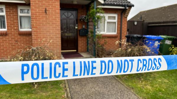 一名80多岁的妇女在蒙面劫匪闯入家中后死亡，谋杀案调查启动