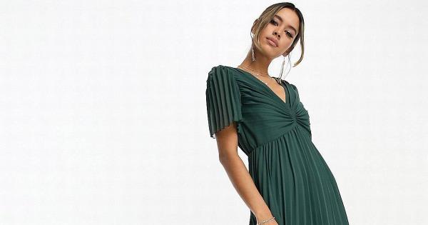 这条售价50英镑的“华丽”Asos婚纱是婚礼的理想选择，购物者们说它“非常讨人喜欢”