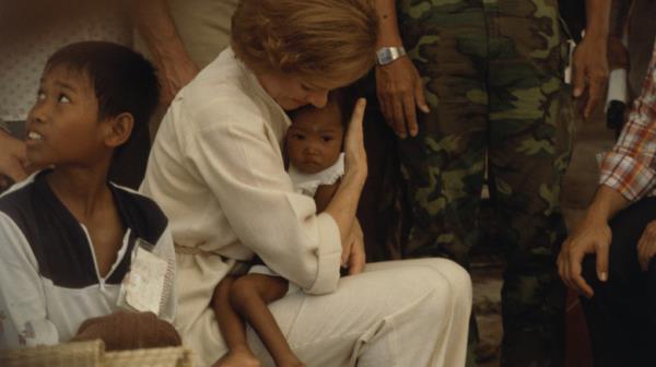Rosalynn Carter holding a Cmabodian refugee