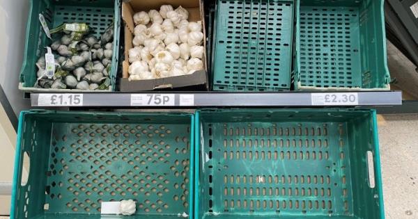 英国食品短缺：由于货架上的沙拉已经空空如也，杂货商对沙拉配料进行了限制