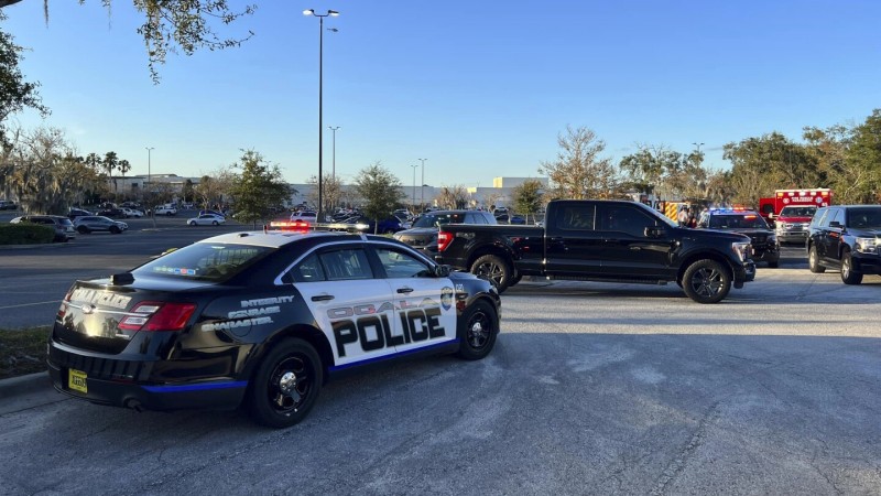 警方逮捕了佛罗里达州一家购物中心杀人事件的嫌疑人，这起事件导致假日购物者慌乱