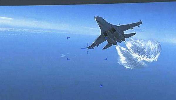 美国公布俄罗斯飞机向空军无人机倾倒燃料的视频