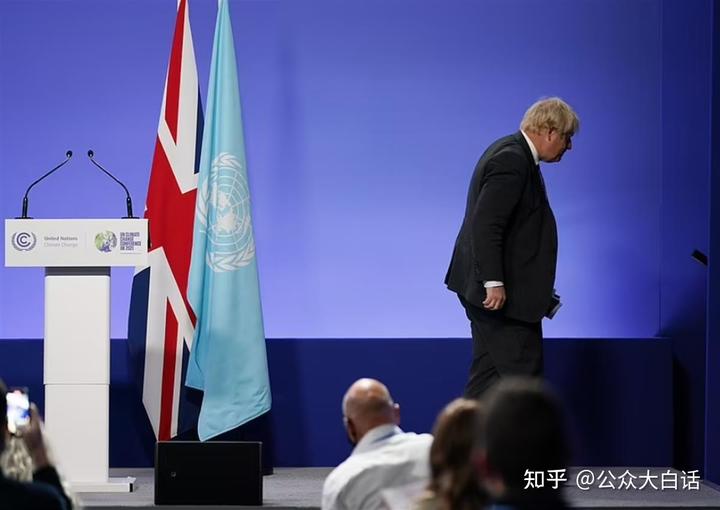 溜了，溜了！担心被问政府丑闻，英国首相鲍里斯新闻发布会上匆忙溜走