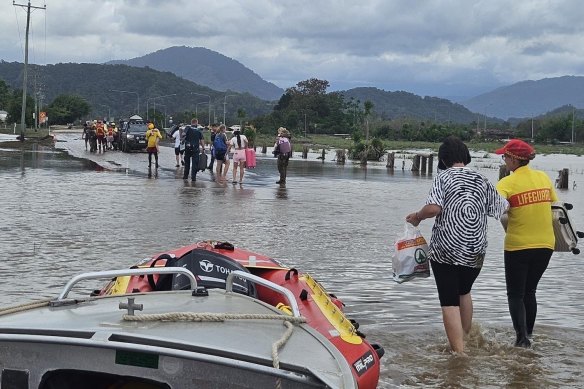 Soldiers assist perso<em></em>nnel from Queensland Police and Surf Life Saving Queensland with recovery operations in Cairns on December 18.