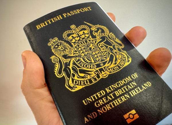 新的电子门将允许在机场免护照进入英国