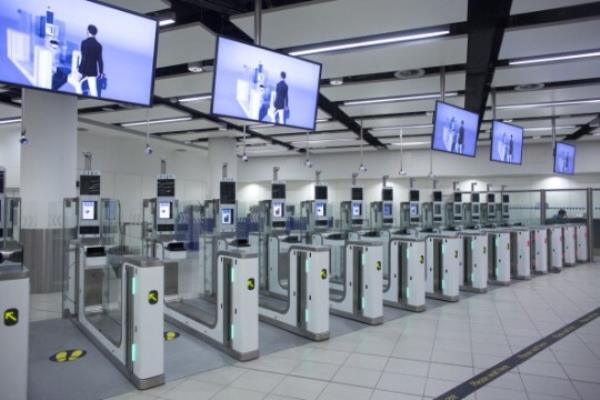 Passport co<em></em>ntrol at Gatwick Airport