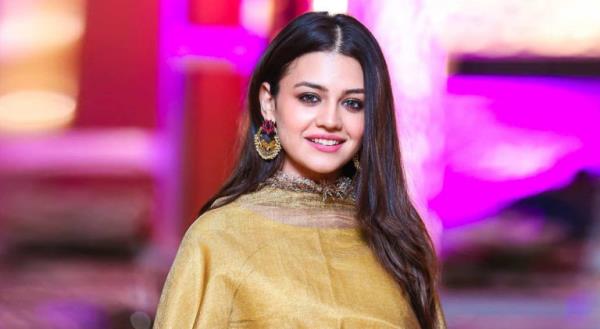 Zara Noor Abbas庆祝结婚纪念日