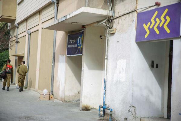 “军队电台，你怎么了？”：中校攻击军事基地